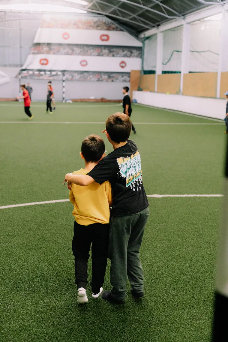 Amigos no campo de futebol
