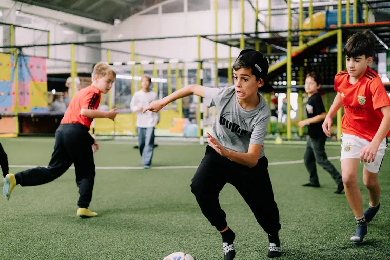 Crianças a jogar futebol no campo interior