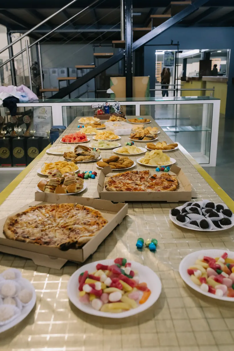 Mesa de festa com comida e doces