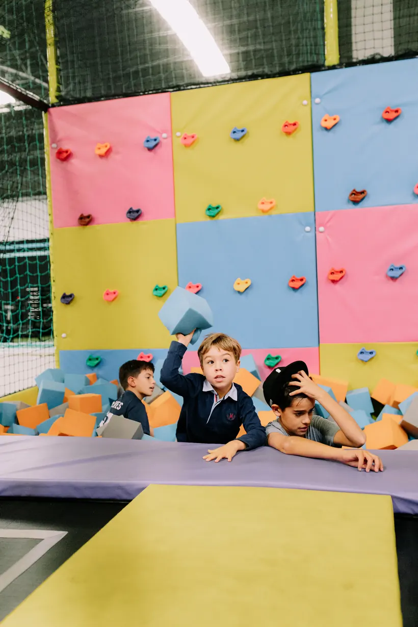 Parede de escalada e piscina de espumas