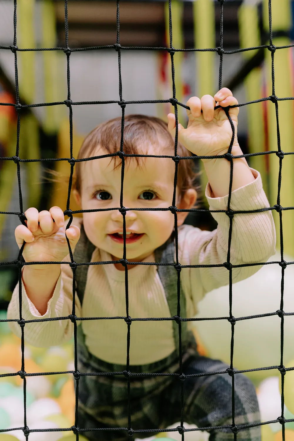 Criança a brincar em segurança no espaço Arena Kids